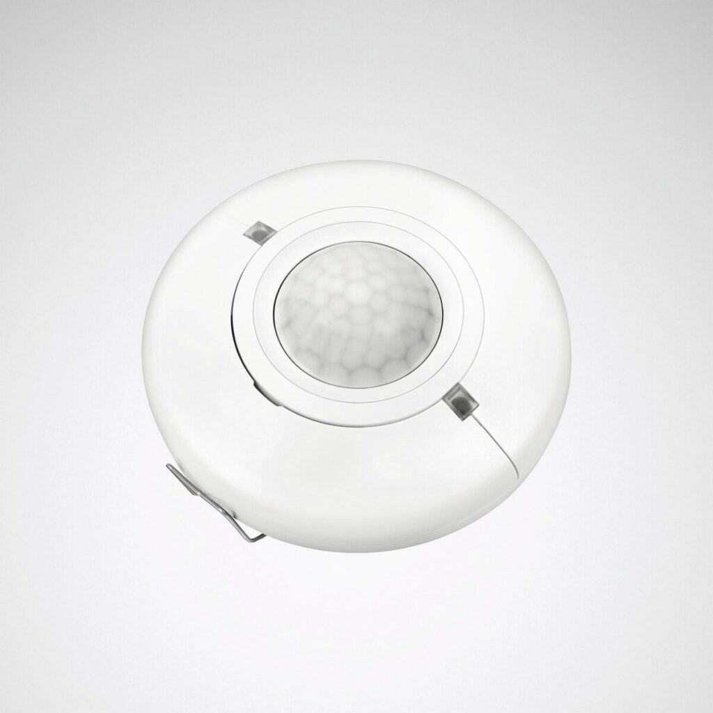 Vit rund infälld takarmatur med integrerad PIR-rörelsesensor och bikakemönstrad kupol, synliga monteringsfjädrar, energieffektiv och enkel att installera, idealisk för kontor och trapphus från PROLJUS AB