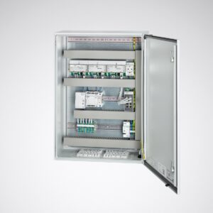 Väggmonterat öppet styrskåp med organiserade DIN-skenor, strömförsörjning och anslutningsplintar för styrning av belysningsarmaturer, professionell lösning från PROLJUS AB för pålitlig och energieffektiv belysning