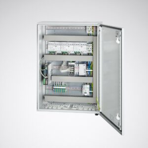 Öppet styrskåp med professionella belysningskomponenter och DALI‑moduler monterade på DIN‑skenor, prydligt dragna kablar, säkringar och kopplingsplintar som visar högkvalitativa och pålitliga lösningar från PROLJUS AB för enkel installation och effektiv styrning av kommersiella armaturer