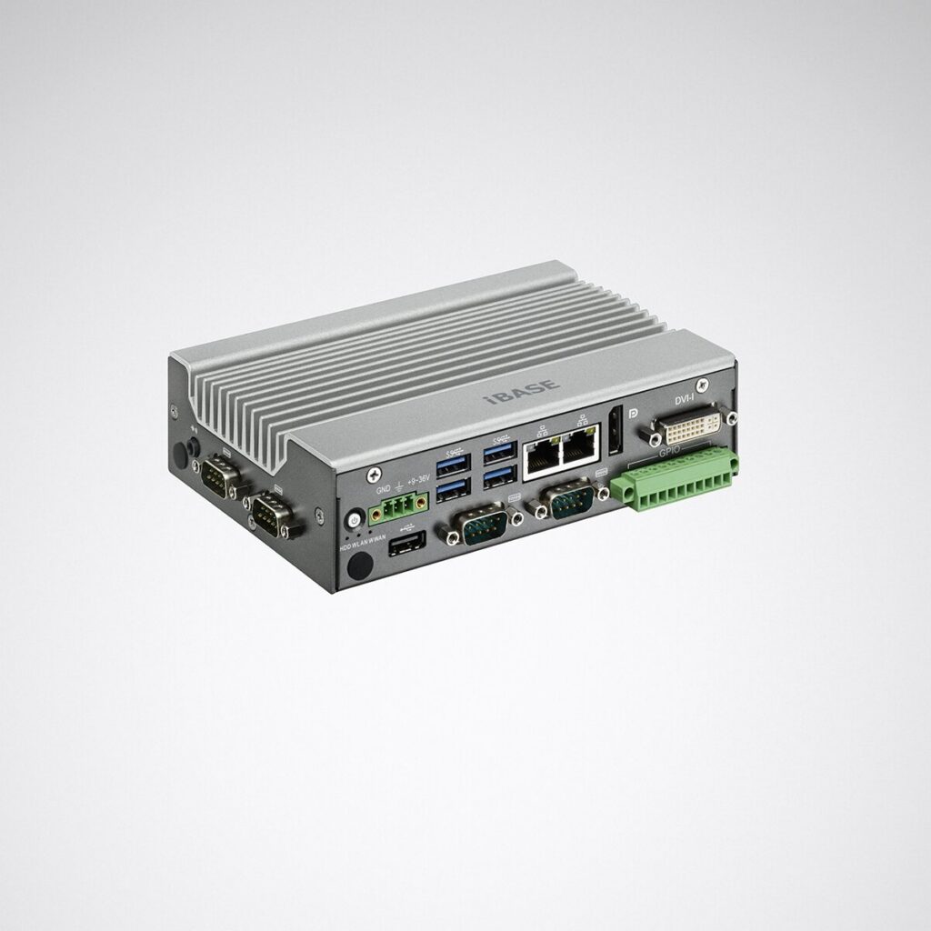 Silverfärgad kompakt industridator med ribbad kylfläns och flera portar för seriell, USB, nätverk och DVI, idealisk driftsäker styrning för belysningslösningar från PROLJUS AB