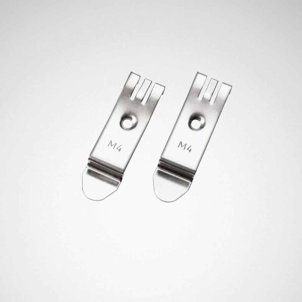 Två rostfria M4‑monteringsklämmor i blankt stål för armaturer, hållbar och enkel infästning som kompletterar PROLJUS AB:s professionella belysningssortiment
