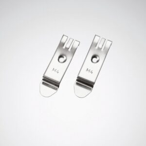 Två rostfria M4‑monteringsklämmor i blankt stål för armaturer, hållbar och enkel infästning som kompletterar PROLJUS AB:s professionella belysningssortiment