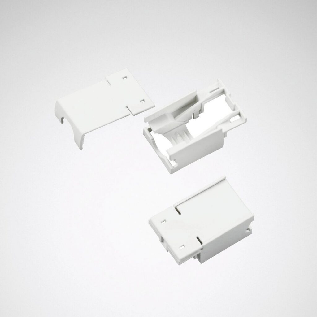 Närbild på vita kopplings- och monteringsdelar för LED-armaturer från PROLJUS AB, robusta och lättmonterade komponenter som ger säker anslutning och diskret professionell finish