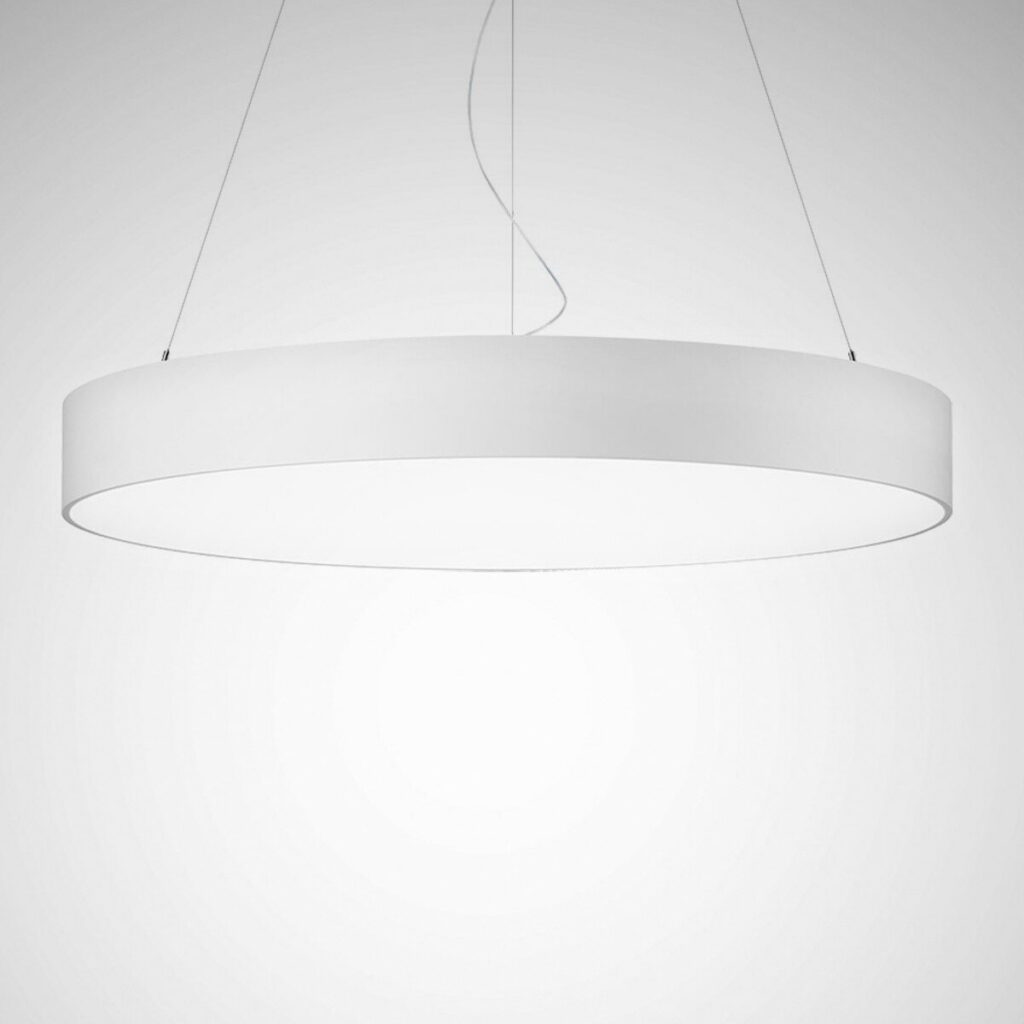 Stor rund vit upphängd LED-takpendel med slimmat ringformat hölje och jämnt nedåtriktat bländfritt ljus, idealisk för kontor, hotell och restaurangmiljöer från PROLJUS AB