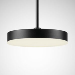 Stilren rund takpendel i matt svart från PROLJUS AB med slät metallprofil och mjukt diffust LED-ljus, energieffektiv och elegant design som ger jämn, varm belysning perfekt för kök, kontor och offentliga miljöer