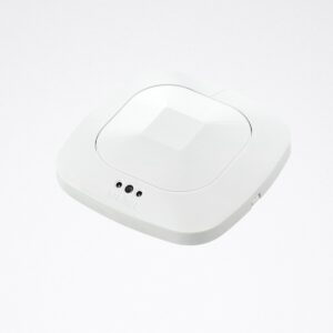 Modern vit lågprofilsarmatur med rundade kanter, central inbyggd reflektor och tre små sensorer för rörelsedetektion, energieffektiv LED-lösning för kontor, korridorer och trapphus från PROLJUS AB