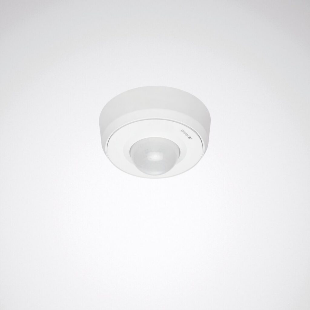 Rund vit takarmatur med halvsfärisk lins för närvarostyrning, stilren och energieffektiv lösning från PROLJUS AB