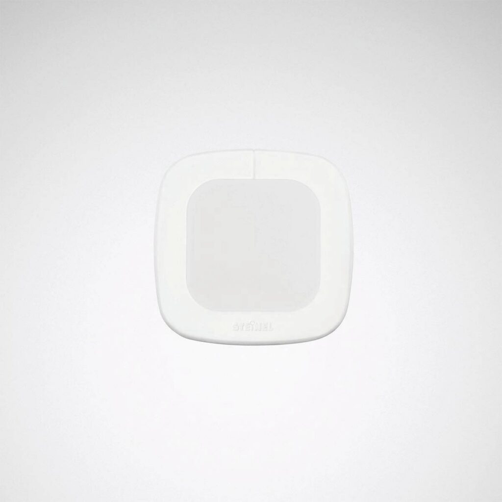 Vit kvadratisk rundad LED-takarmatur med mjuk diffus front som ger jämnt energieffektivt sken, modern slimmad design och enkel montering perfekt för hallar, trapphus och kontor från PROLJUS AB