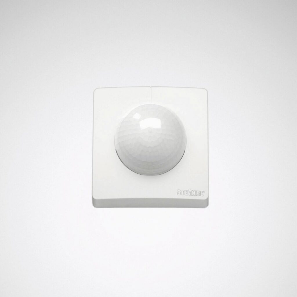 Vit väggmonterad rörelsesensor med kupollins och ren modern design, energieffektiv och enkel att installera, perfekt för PROLJUS ABs professionella belysningssortiment