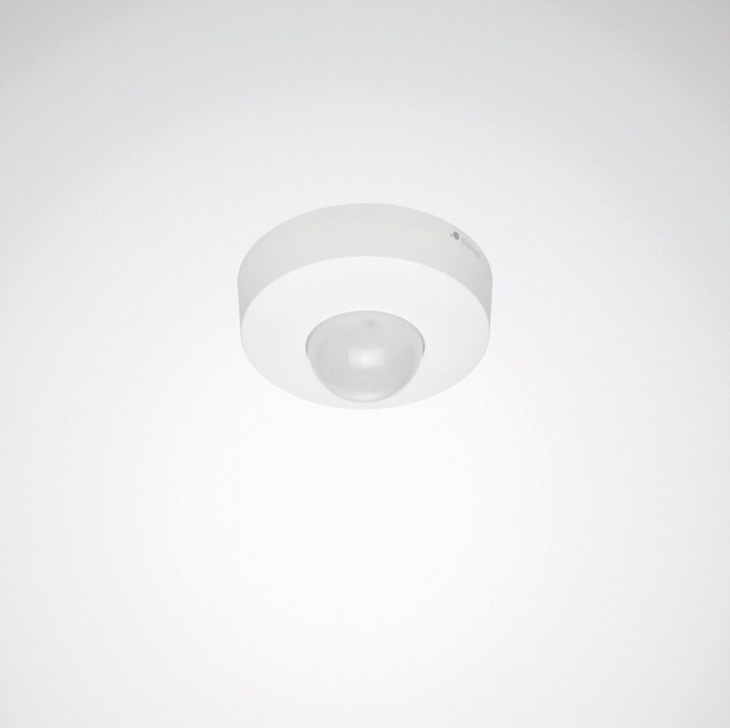 Takmonterad rund vit armatur med inbyggd kupolsensor från PROLJUS AB, modern och diskret design för energieffektiv belysning i kontor, trapphus och entréer