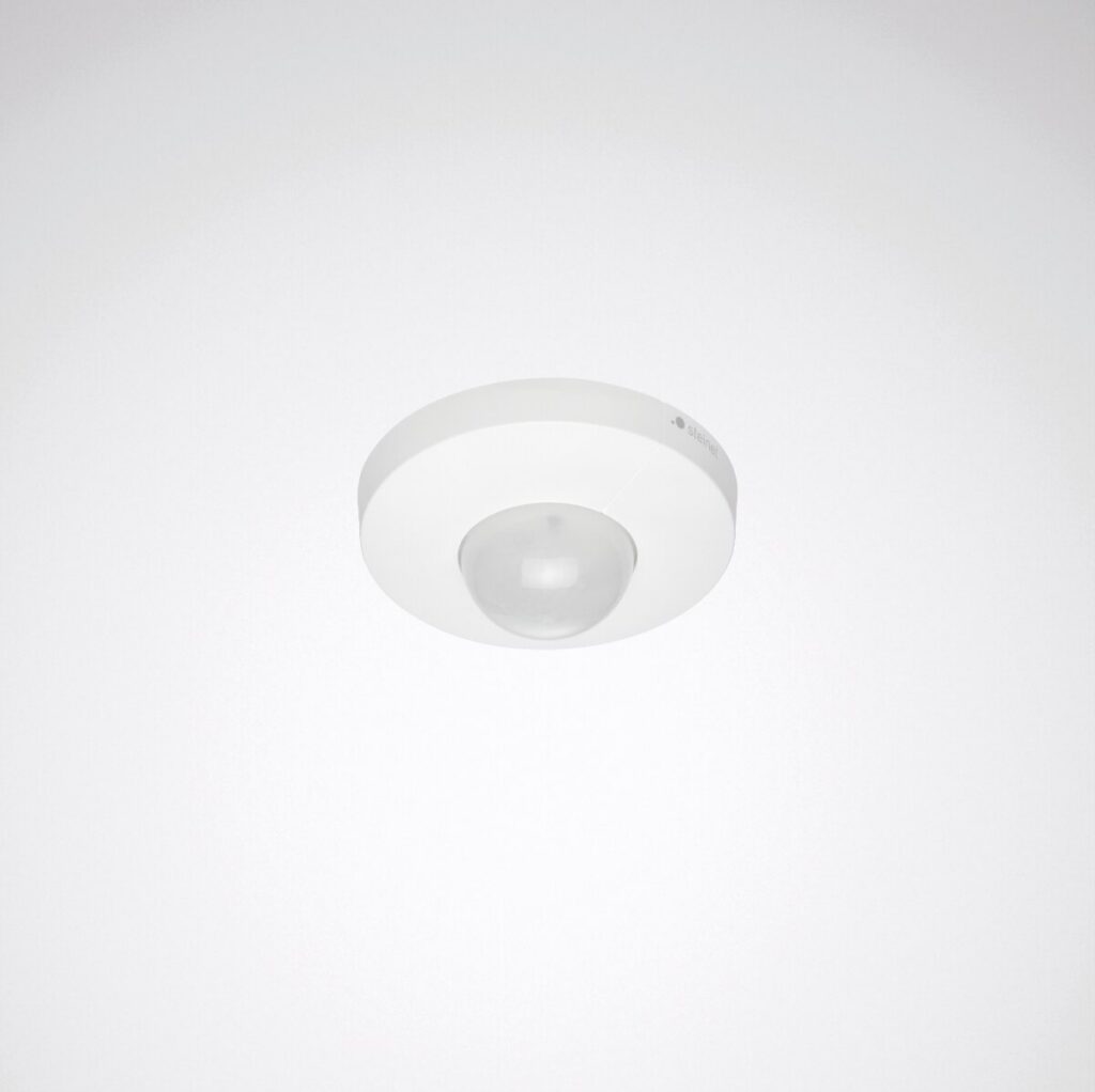 Vit rund takarmatur med integrerad kupolformad rörelsesensor, stilren och energieffektiv lösning för entréer, korridorer och kontor från PROLJUS AB