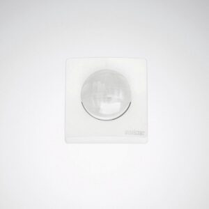 Vit väggmonterad rörelsesensor med klarglasad kupol och diskret modern design, idealisk för energieffektiva belysningslösningar från PROLJUS AB