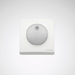 Vit väggmonterad rörelsesensor med rund diffusor för automatisk styrning av belysning och armaturer, högkvalitativ och energieffektiv lösning för kontor, trapphus och entréer, säljs av PROLJUS AB