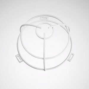 Vit rund armaturgaller i pulverlackerat stål, stilren och robust skyddslösning med enkel montering för industribelysning och offentliga miljöer, från PROLJUS AB