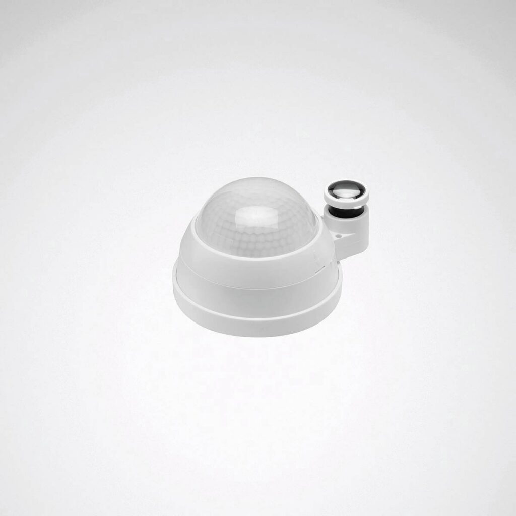 Vit takmonterad närvarosensor med kupollins och justerbar fotocell, stilren energieffektiv belysningslösning från PROLJUS AB