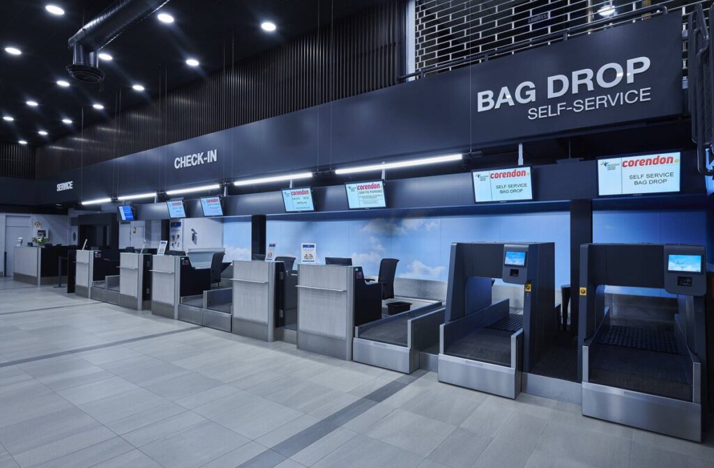 Infällda rundarmaturer i taket som ger jämnt, energieffektivt och klart arbetsljus i en incheckningshall, perfekt för terminaler och butiker, kontakta PROLJUS AB för pålitliga belysningslösningar