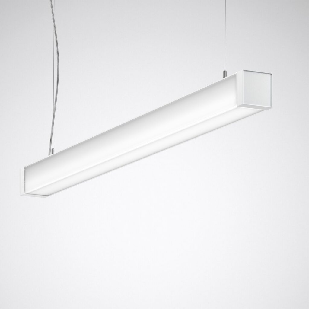Snygg vit hängande linjär LED-armatur från PROLJUS AB med slimmad rektangulär design, tunna upphängningskablar och jämnt diffust ljus, energieffektiv och idealisk för moderna kontor och offentliga miljöer