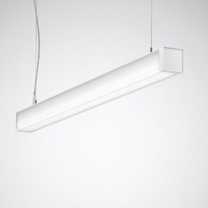 Snygg vit hängande linjär LED-armatur från PROLJUS AB med slimmad rektangulär design, tunna upphängningskablar och jämnt diffust ljus, energieffektiv och idealisk för moderna kontor och offentliga miljöer