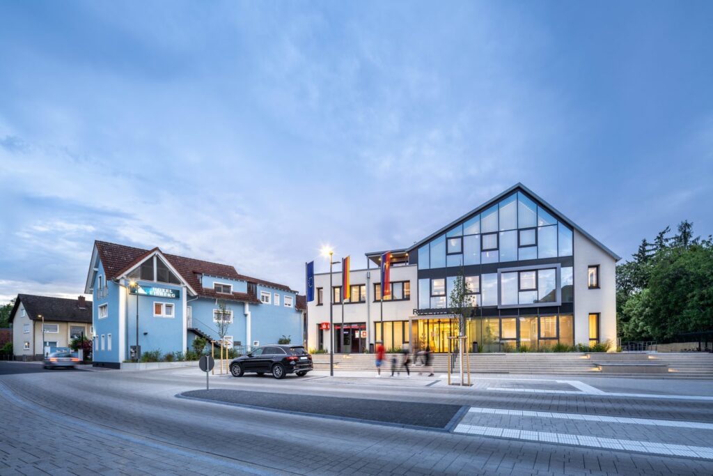 Kvällsbild av modern byggnad och hotell upplysta av energieffektiva fasad- och trapparmaturer från PROLJUS AB som framhäver arkitektur och skapar en trygg inbjudande stadsmiljö, perfekt för fastighetsägare och kommuner