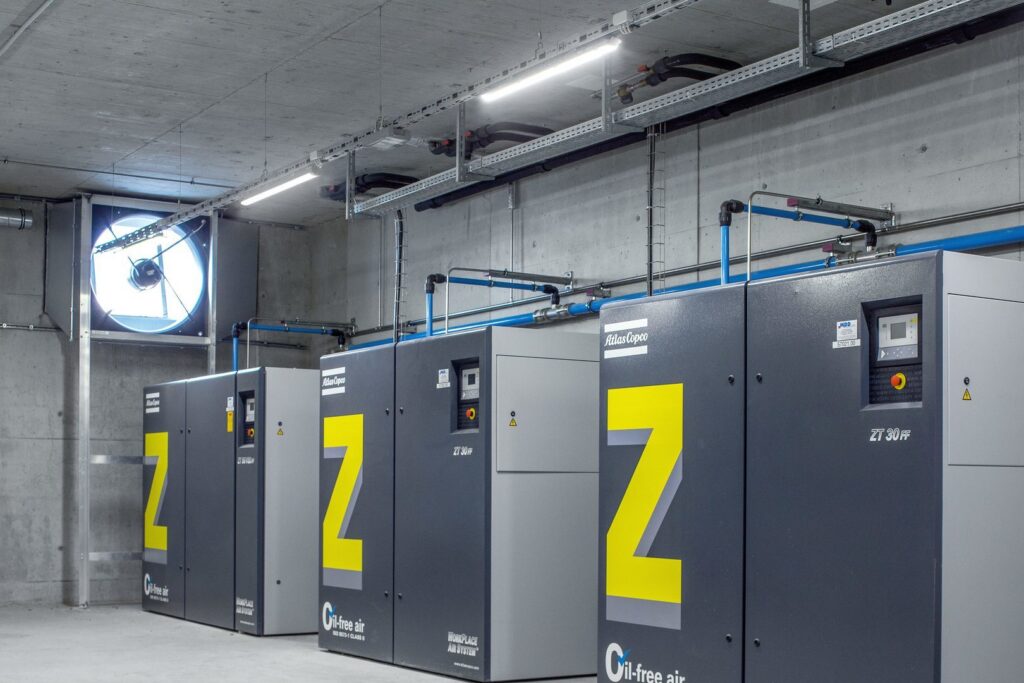 Takmonterade, långa LED-armaturer från PROLJUS AB som ger starkt, jämnt och bländfritt arbetsljus över industrimaskiner, energieffektiva och lättinstallerade armaturer som förbättrar säkerhet och minskar driftkostnader