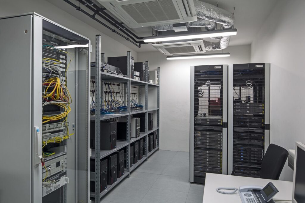 Ljusa, energieffektiva linjära takarmaturer från PROLJUS AB lyser jämnt över ett modernt serverrum och skapar en välbelyst, kostnadseffektiv arbetsmiljö idealisk för datacenter och tekniska installationer