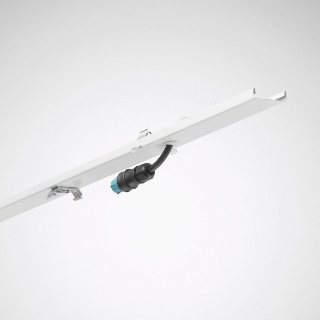 Vit LED-takarmatur för infällt montage med snabbkoppling, närbild av anslutningskabel.