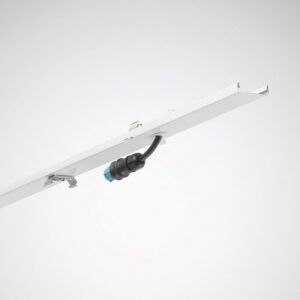 Vit LED-takarmatur för infällt montage med snabbkoppling, närbild av anslutningskabel.