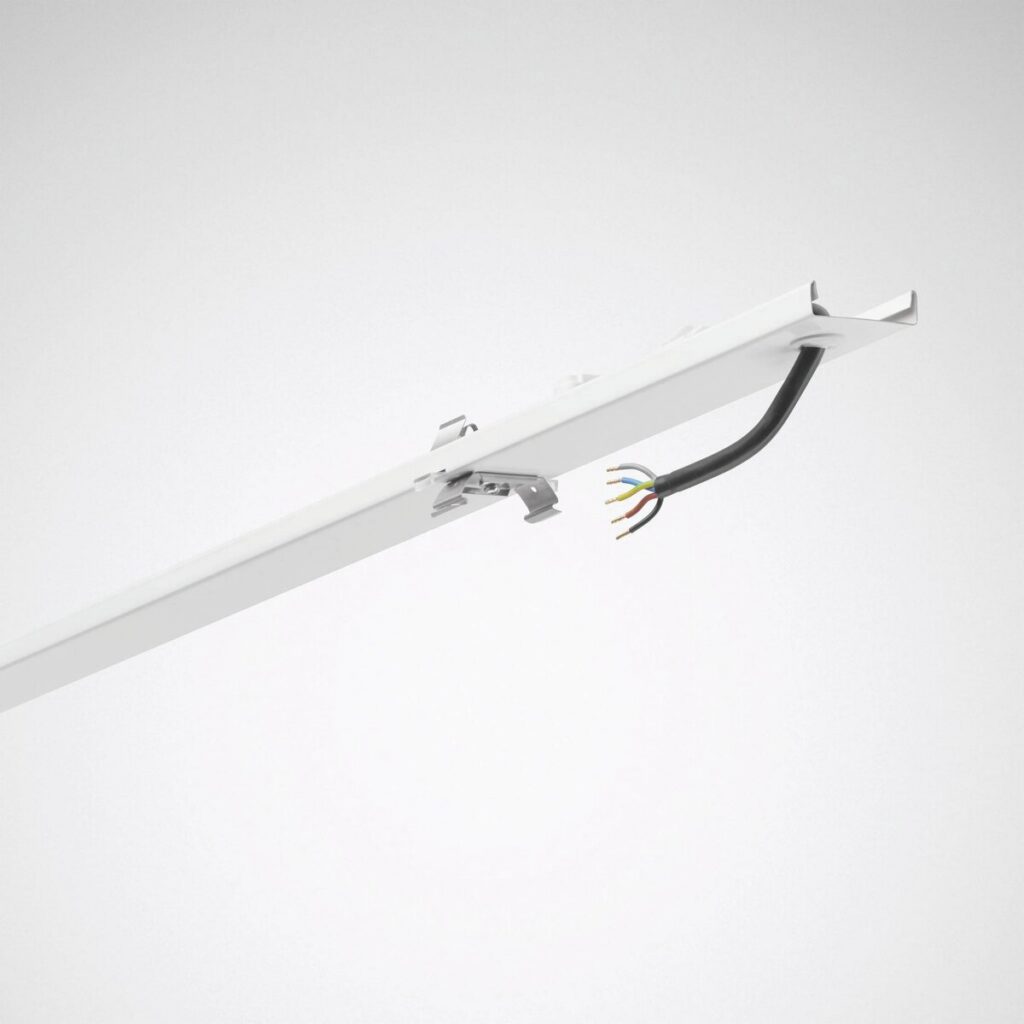 Vit takmonterad elskena/kabelkanal med synlig anslutningskabel och clips för belysningsinstallation.