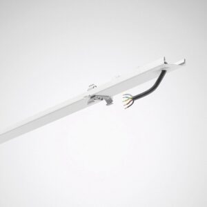 Vit takmonterad elskena/kabelkanal med synlig anslutningskabel och clips för belysningsinstallation.