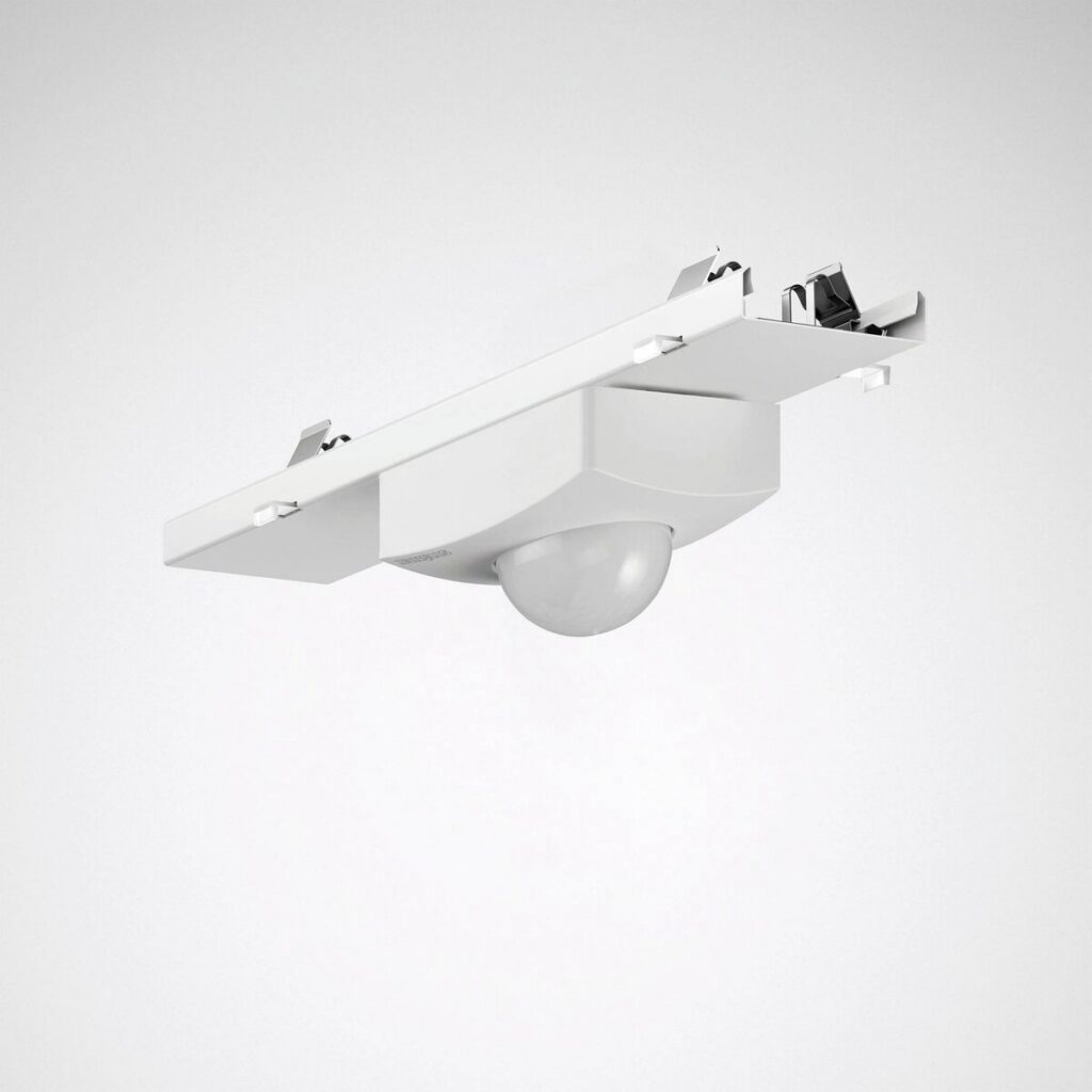 Infällt vitt takarmatur med rund närvarodetektorkupa från PROLJUS AB, kompakt och lättmonterad med fjädrande klämmor, modern design för energieffektiva belysningslösningar i kontor och offentliga miljöer