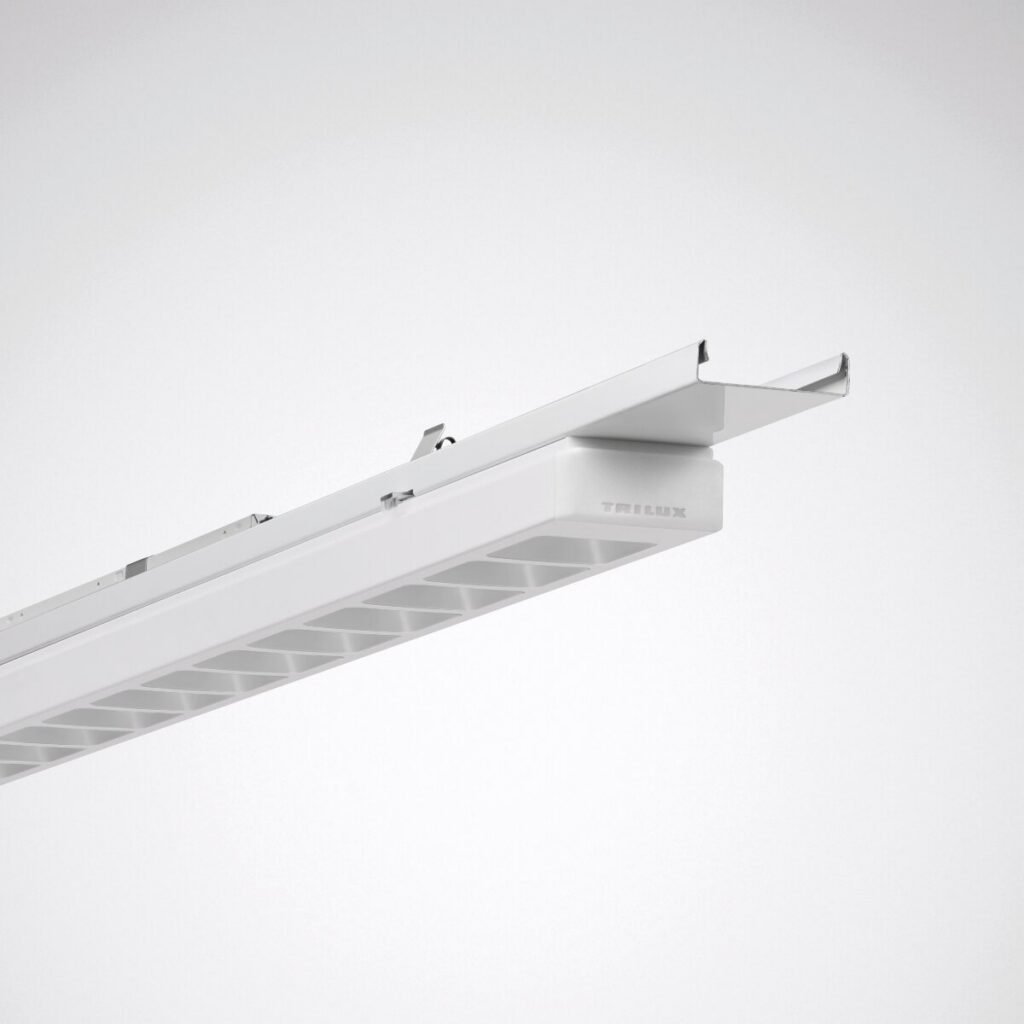TRILUX linjär LED-armatur för takmontering med bländskyddsgaller – energieffektiv kontorsbelysning i vitt