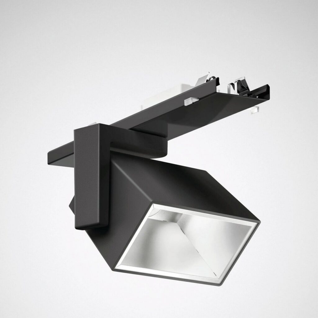 Svart LED spotlight för skensystem, justerbar kvadratisk armatur för butik, galleri och inomhusbelysning.