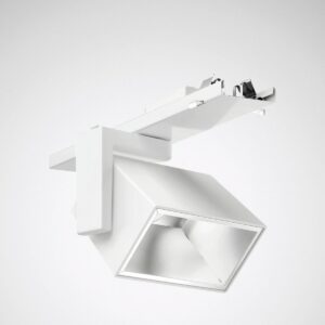 Vit LED skenspotlight med fyrkantigt, riktbart huvud för butik och galleri – modern spårbelysning i minimalistisk design.
