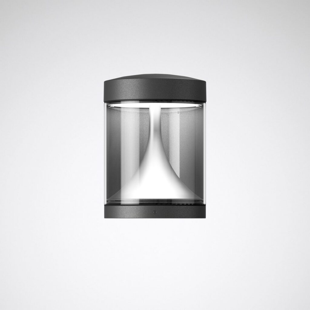 Modern cylindrisk glasarmatur från PROLJUS AB med matt svart topp och botten och en vit konformad diffuser som sprider mjukt, jämnt ljus, idealisk för premiuminredning och butiksmiljöer