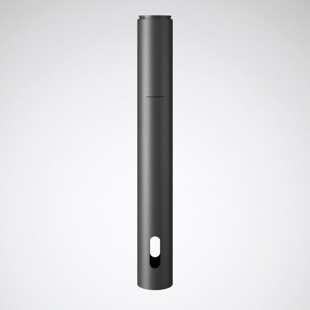 Slimmad cylindrisk stolparmatur i mörkgrå metall med dold servicelucka och oval ljusöppning nära botten, elegant, energieffektivt och hållbart val för fasad- och gångstråksbelysning från PROLJUS AB