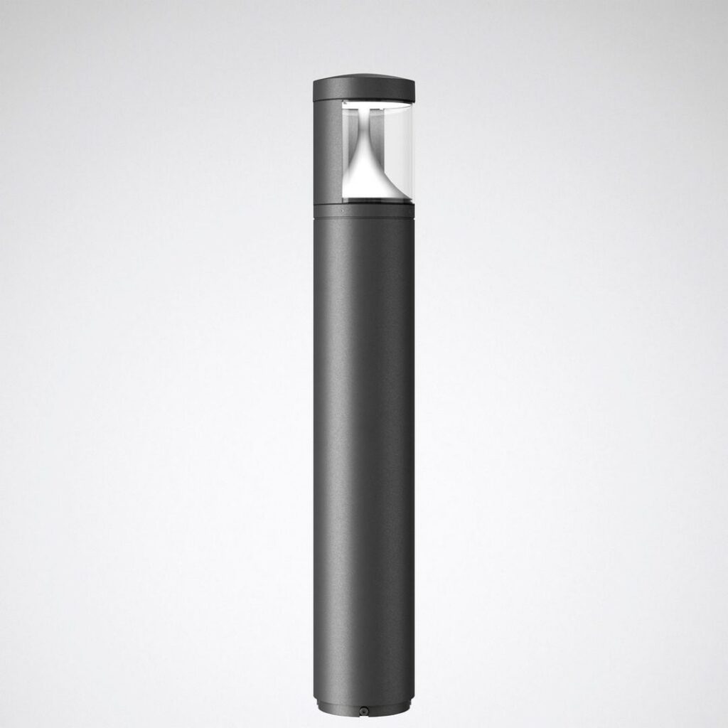 Stilren stolparmatur i mörkgrå metall med klar glasöverbyggnad och konisk reflektor, energieffektiv och väderbeständig utomhusbelysning från PROLJUS AB perfekt för gångvägar, entréer och parkmiljöer