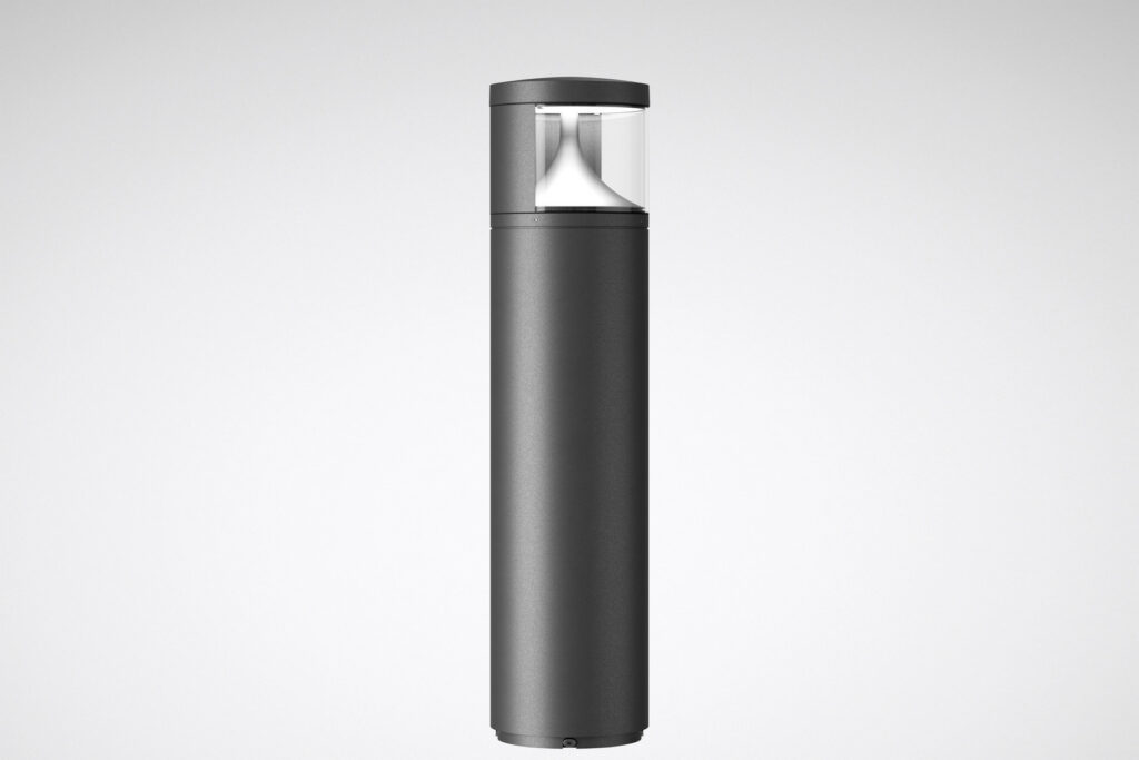 Stilren mörkgrå cylinderformad markarmatur från PROLJUS AB med transparent topp och konisk reflektor som ger jämnt, nedåtriktat ljus för snygg och energieffektiv utomhusbelysning