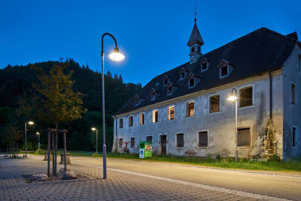 PROLJUS ABs stilrena LED-armaturer lyser upp en kvällsgata med jämnt, varmt sken och visar energieffektiv, robust och trygghetsfrämjande belysning perfekt för både stads- och landsbygdsmiljöer