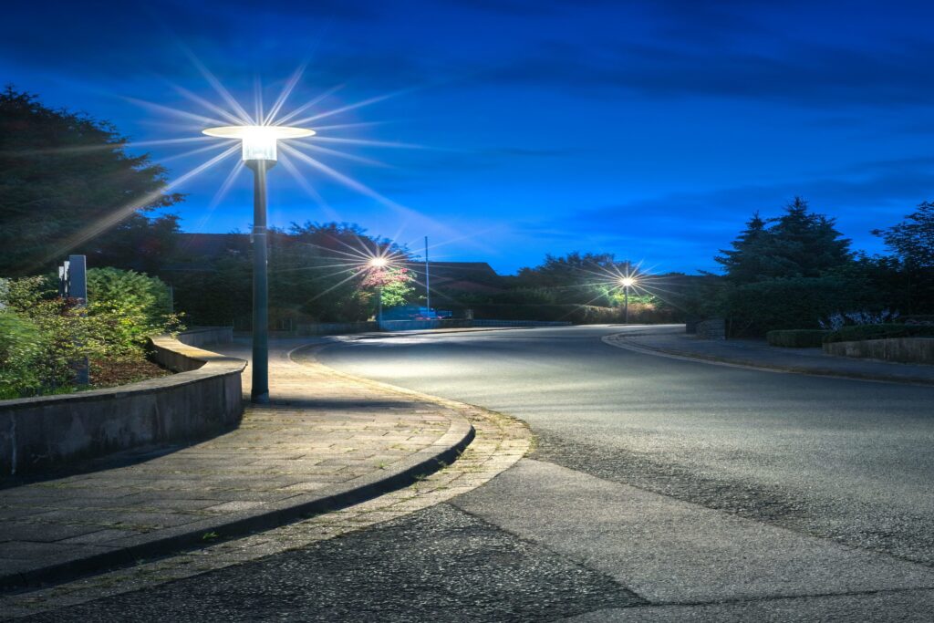 Kvällsstadsgata belyst av PROLJUS AB:s eleganta, energieffektiva LED-armaturer som ger klar, jämn belysning med stjärnliknande ljuseffekter och ökad trygghet i bostadsområden