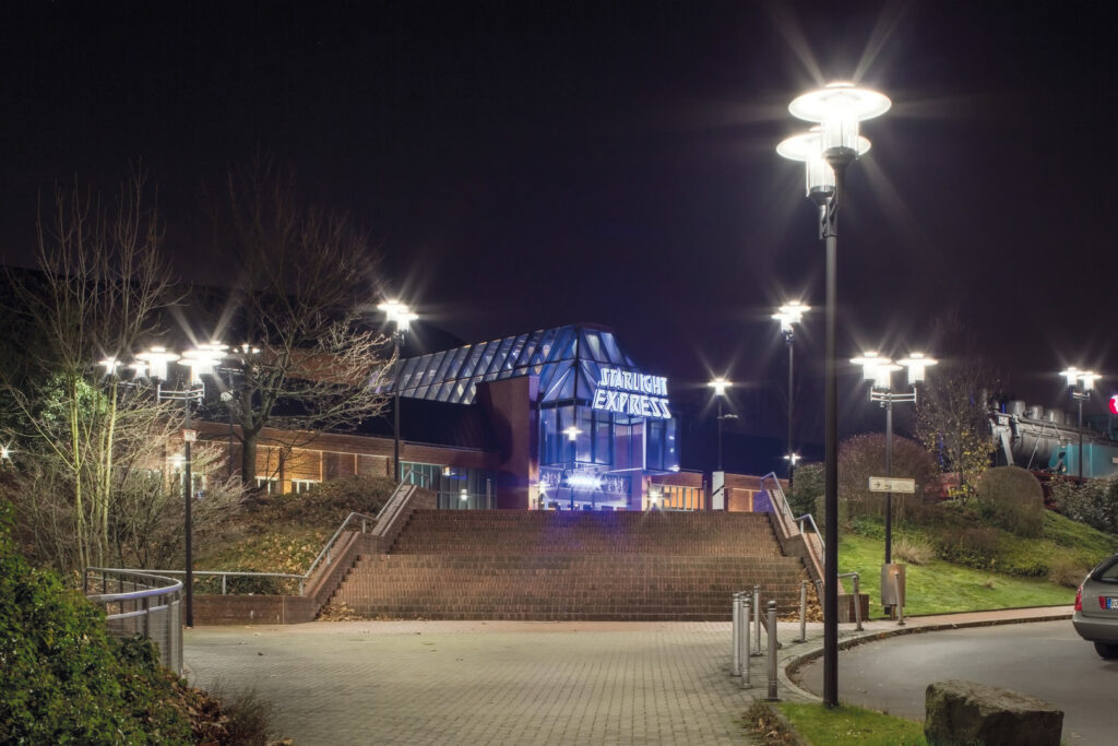 Nattbild av entrétrappa och byggnad upplyst av moderna, energieffektiva PROLJUS-luminärer som ger jämn, bländfri LED-belysning och framhäver arkitekturen, ett självklart kvalitetsval för offentliga miljöer från PROLJUS AB