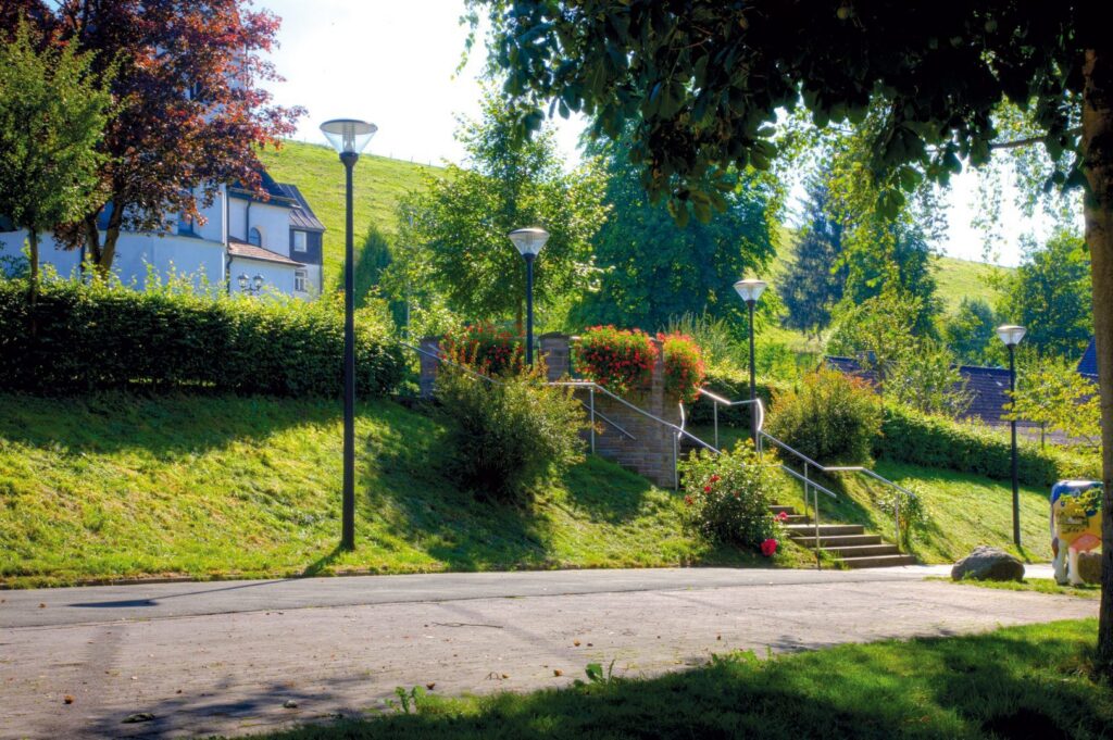 Parkmiljö med flera moderna pollare från PROLJUS AB som med eleganta, energieffektiva utomhusarmaturer lyser upp gångvägar och trappor för ökad säkerhet och estetik