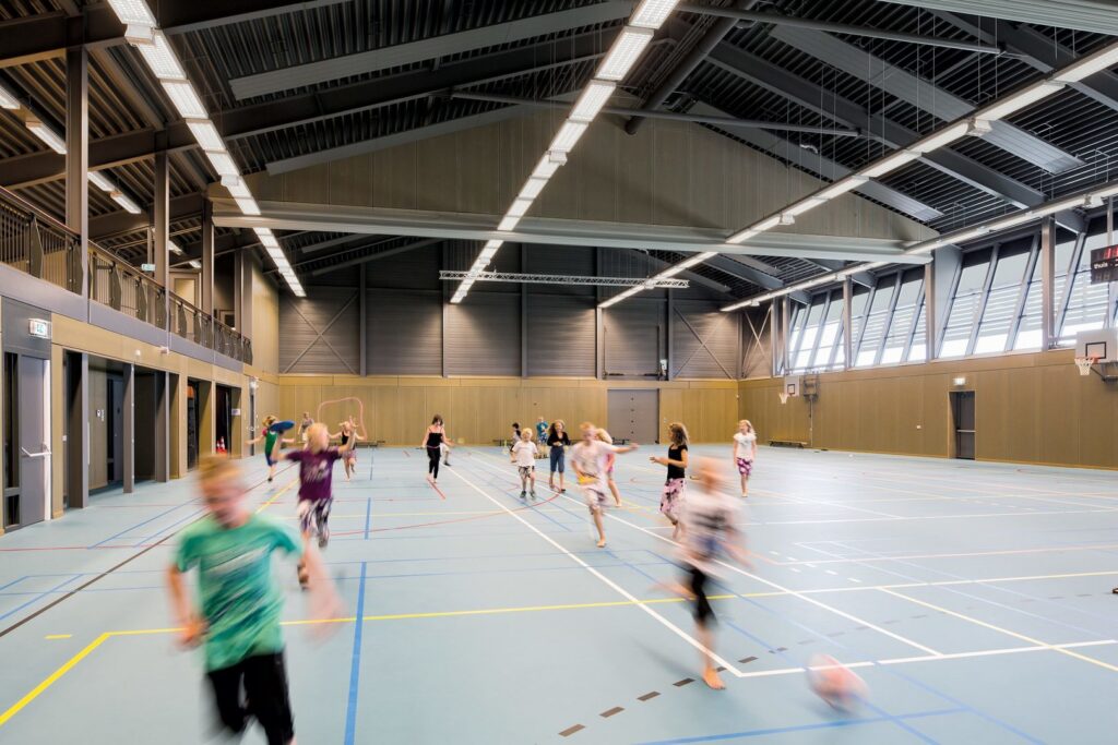 Långa linjära LED-armaturer från PROLJUS AB hänger i raka rader i sporthallens tak och levererar jämnt, bländfritt och energieffektivt ljus som lyfter hela ytan och passar perfekt för skolor och idrottsanläggningar