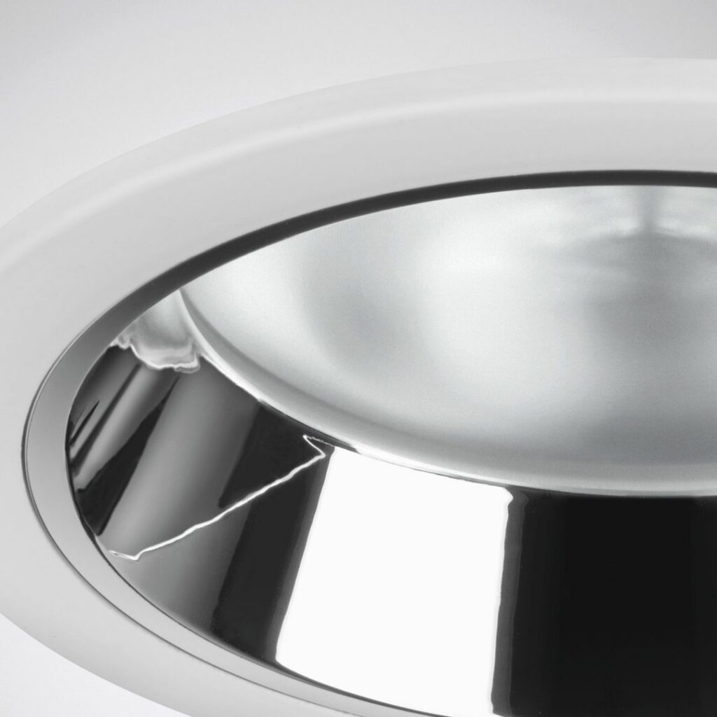Närbild av infälld PROLJUS AB downlight med blank kromreflektor och mjuk diffus lins, högkvalitativ och energieffektiv belysning för moderna kontor och hem