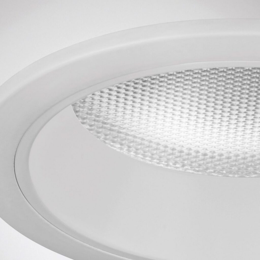 Närbild på stilren infälld LED-downlight från PROLJUS AB med vit ram och texturerad reflektor som ger jämnt, energieffektivt ljus för kontor och hemmiljöer