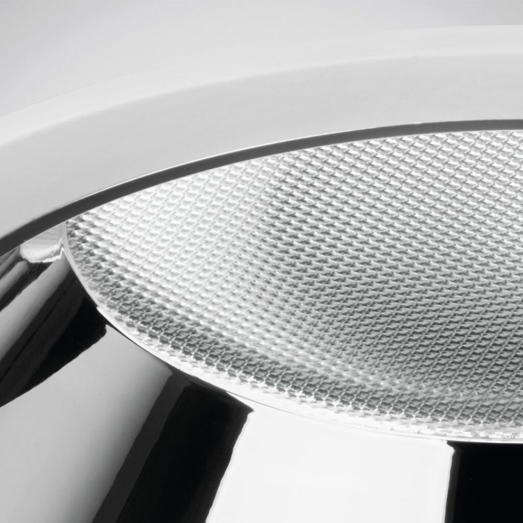 Närbild av en exklusiv infälld LED-armatur från PROLJUS AB, högblank metallreflektor med strukturerad yta för optimal ljusspridning och energieffektiv, professionell design