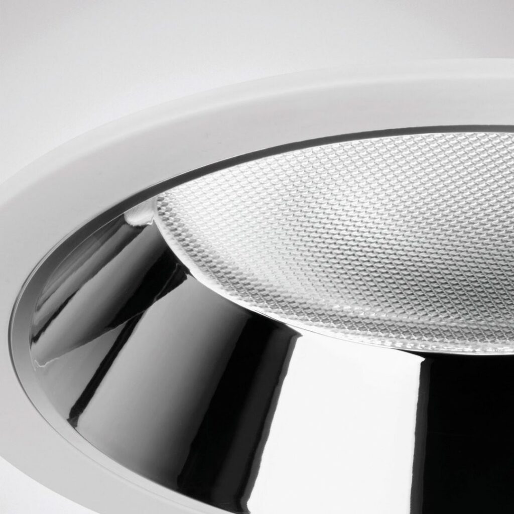 Detaljbild av en infälld LED-armatur med högblank reflektor och mönstrad diffusor som ger jämnt, bländfritt ljus för kontor och butiksmiljöer, energieffektiv och stilren belysning från PROLJUS AB