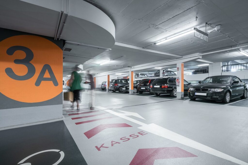 Parkeringsgarage upplyst av PROLJUS AB:s takmonterade LED-armaturer som ger jämn, bländfri, energieffektiv belysning över gångstråk och parkeringsrutor för ökad trygghet och lägre driftkostnader