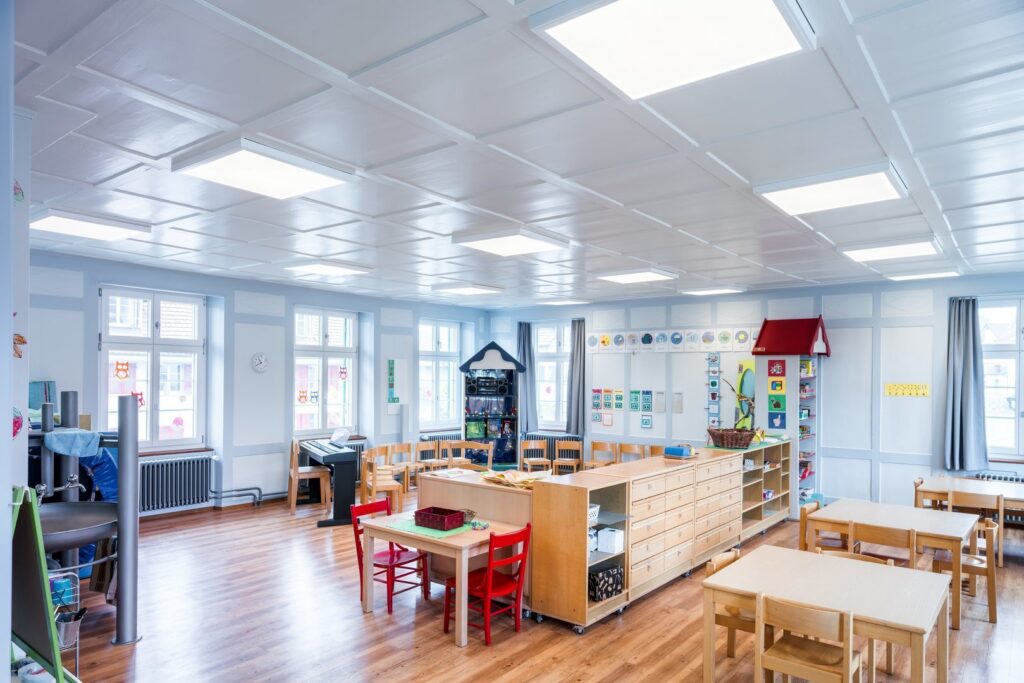 Ljust, jämnt upplyst klassrum med moderna inbyggda kvadratiska LED-paneler i taket som ger bländfri och energieffektiv belysning för bättre lärandemiljö, från PROLJUS AB