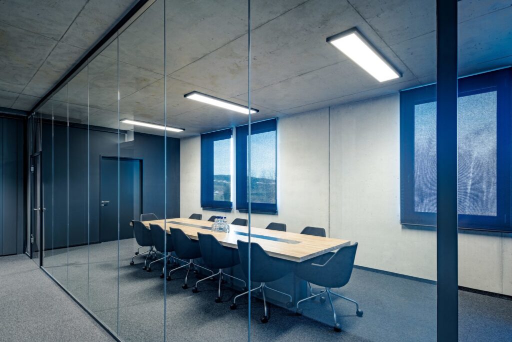 Modernt konferensrum upplyst av rektangulära LED-takarmaturer från PROLJUS AB som ger jämnt, klart och energieffektivt ljus som höjer rumsstämningen och produktiviteten i kontoret