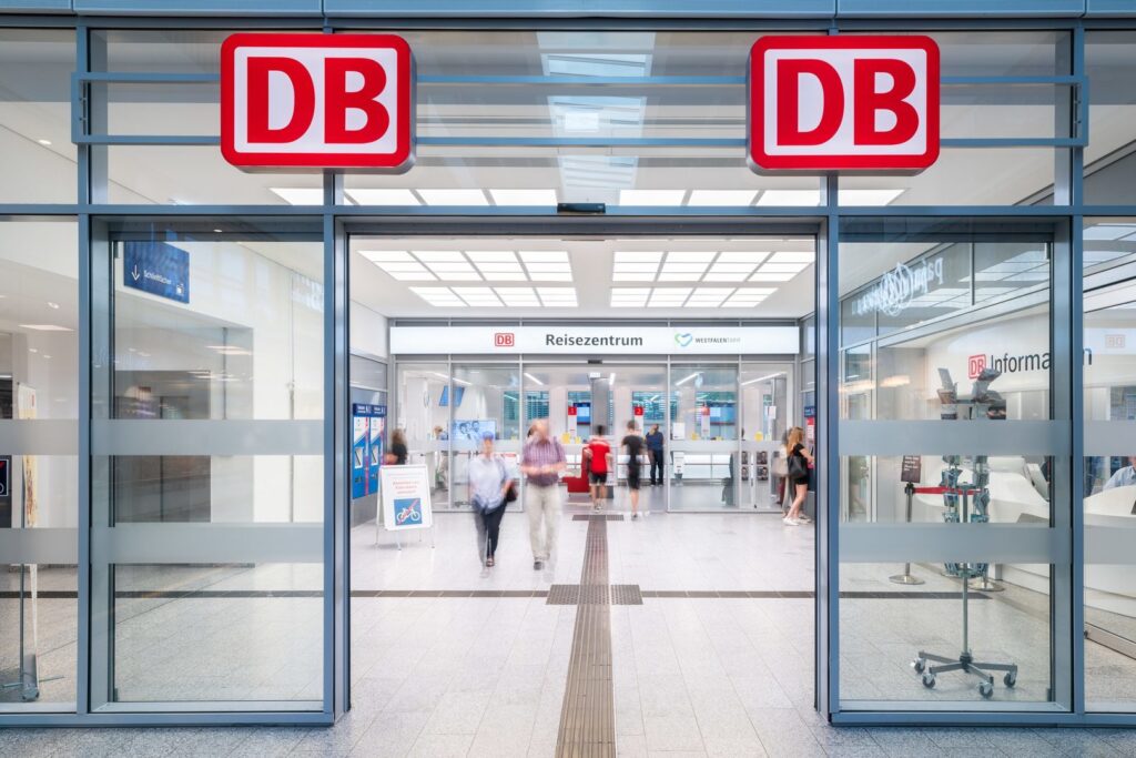 Jämnt, bländfritt takljus från kvadratiska armaturpaneler som lyser upp en modern resecentrumentré och visar PROLJUS ABs energieffektiva och högkvalitativa belysningslösningar för offentliga miljöer